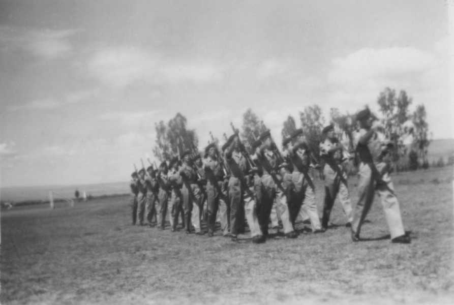 Images/passing out parade dec 24th 1952 tony left hand side second from front.jpg